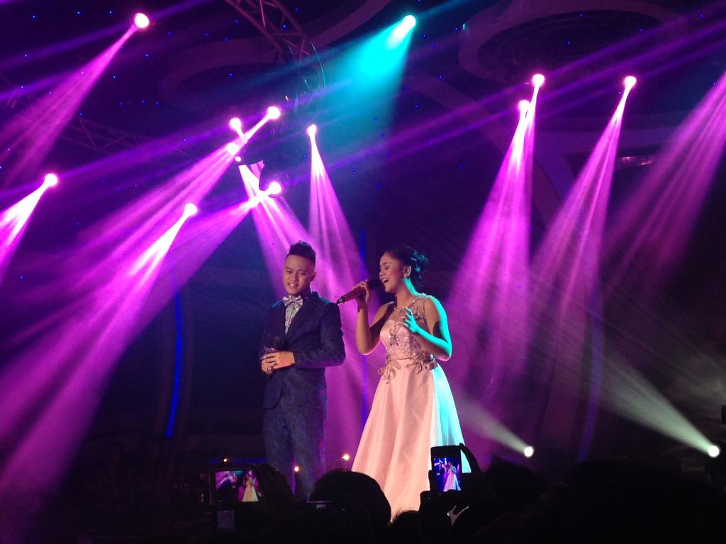Indosiar's tweet photo. Giliran @DA2_Danang nih yang duet bareng @Lesti_Jenong_DA wiih kereeen.. #GrandFinalDA2 http://t.co/0BOd1z9W5g