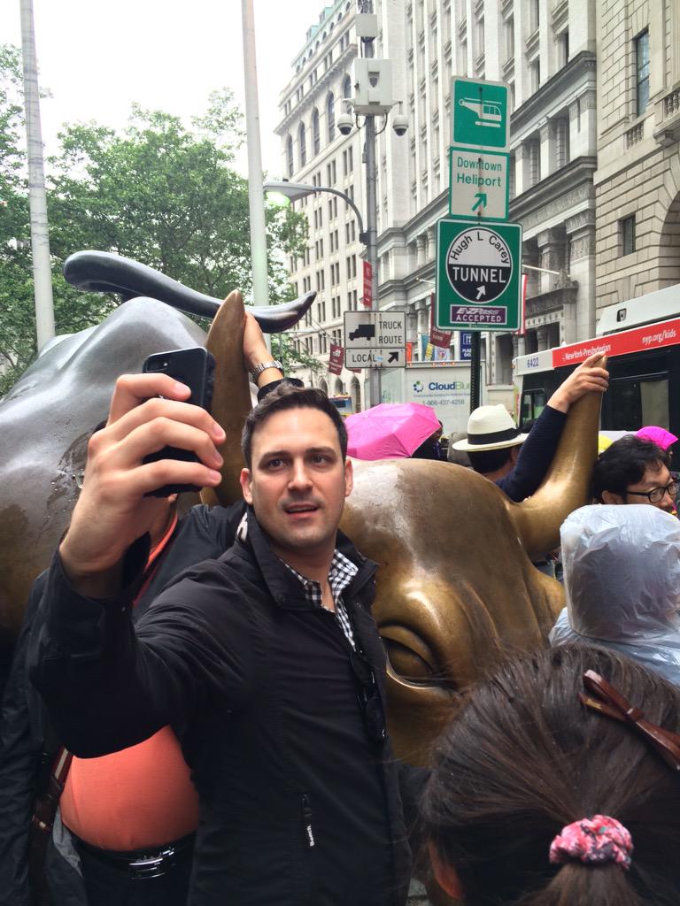 AlexKGT's tweet photo. That time @calindaniel and 50 women took pictures with the Wall St bull. #bullselfie #nyc http://t.co/8Z9unsdnQp