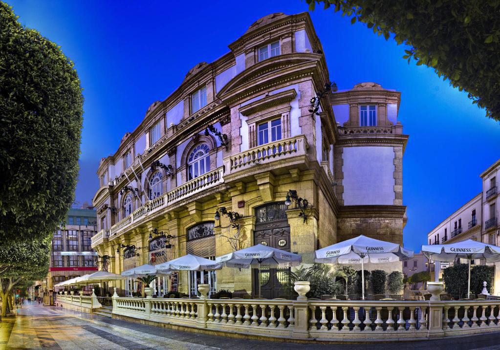 Buranamollygr's tweet photo. Esta noche...es NUESTRA!!Y por supuesto...VUESTRA!!

#NocheEnBlanco en Almería.
Os esperamos en el mejor local... http://t.co/WbeT0U8lFl