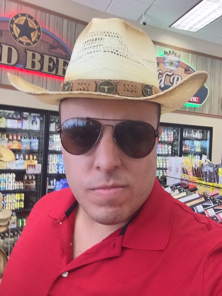 BGE_Carlos's tweet photo. This a legit Big Green Egg grilling hat??? @BigGreenCraig @Lord_of_Q @BigGreenEggUK @clubhotsauce @PlowboysBBQ http://t.co/jOQBkJP3dl