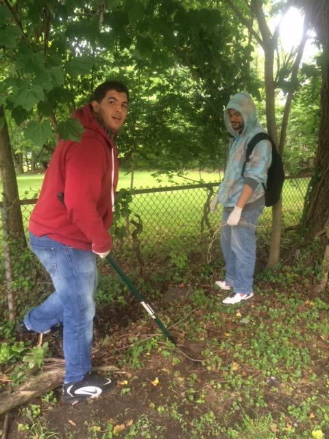 graham_ufsd's tweet photo. Seniors from MLK helping the community! http://t.co/5cDoQH9Rtx