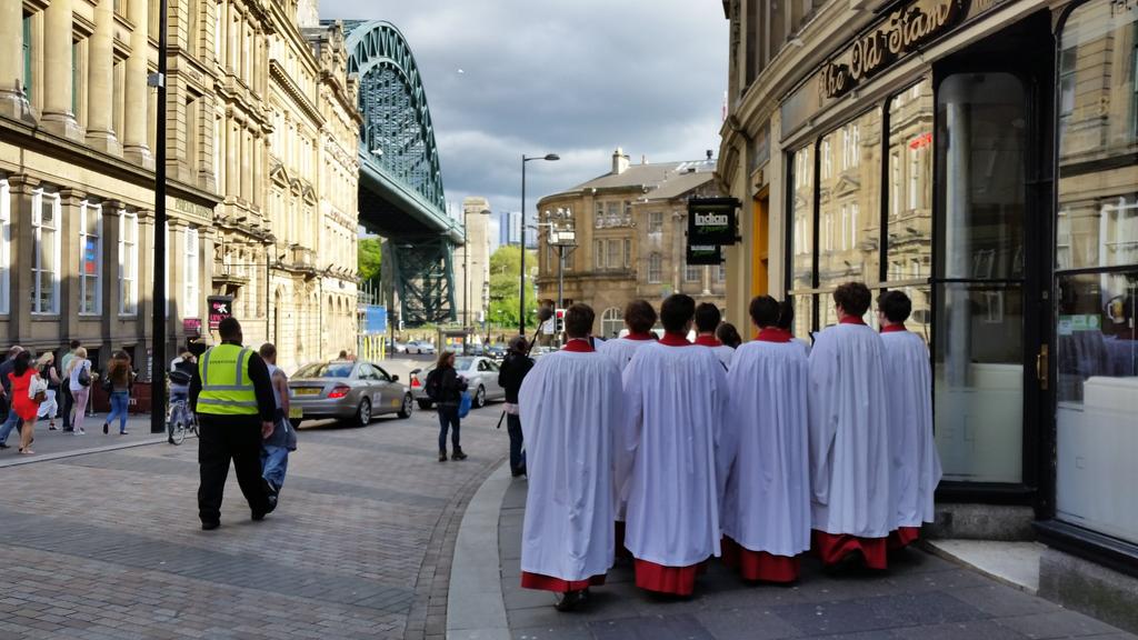 BBCLN's tweet photo. .@MusicAtStNicks sing their way down to the Tyne Bridge #Newcastle #HadriansWallofSound #BBCMusicDay http://t.co/0iWCOZgbjh