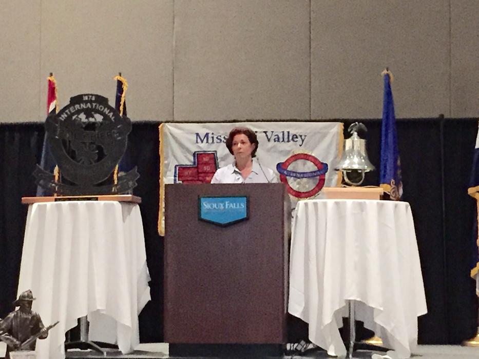 JimSideras's tweet photo. Pediatric trauma surgeon Dr Jones presenting at MVD Conf on importance of car seats @SiouxFallsFire http://t.co/Ge9II7fDy1