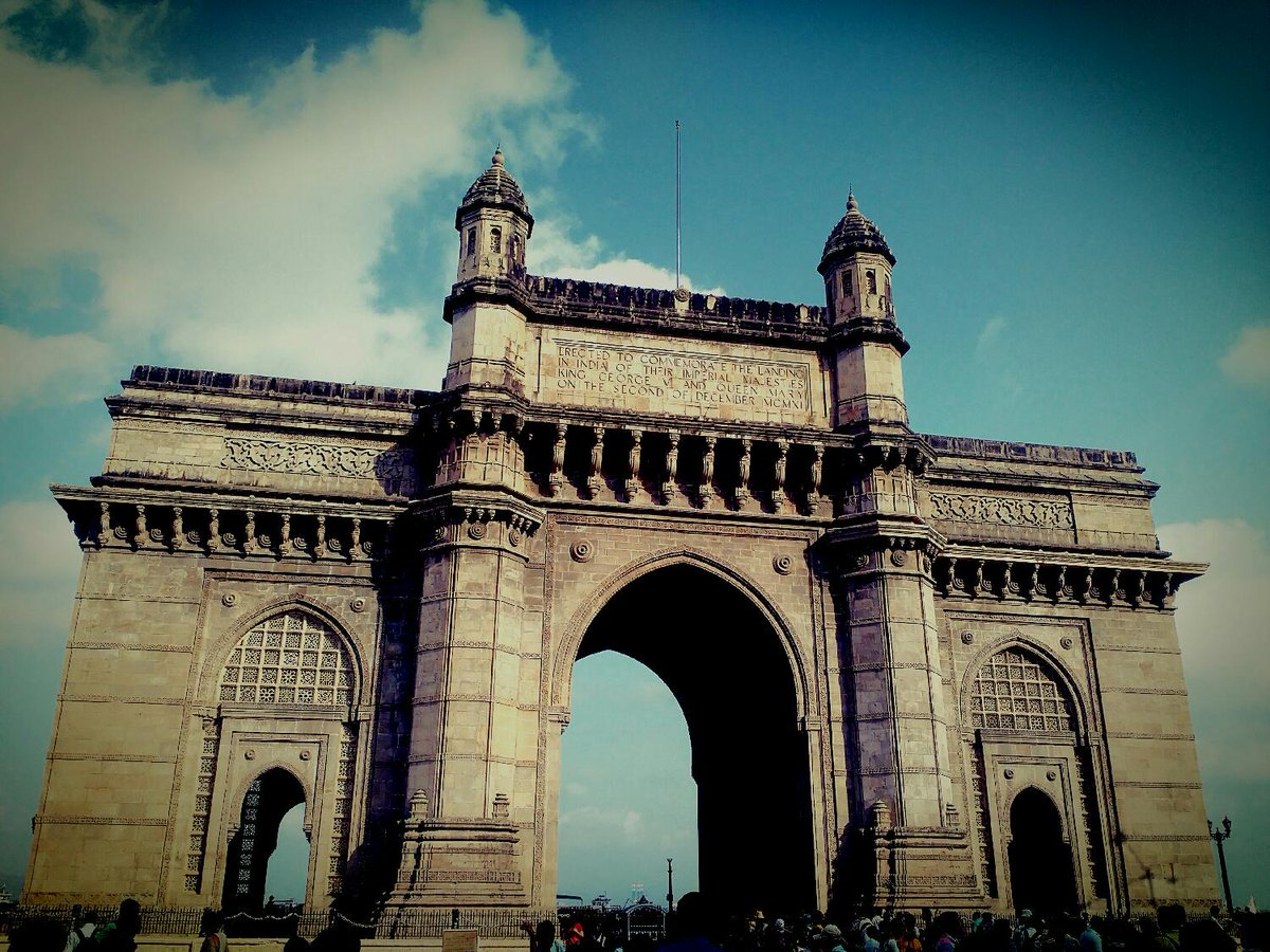 spurzen's tweet image. #BombayLoves to  lets its Mumbaikars know that they are 'Ek Number'... Bole toh Fataang.