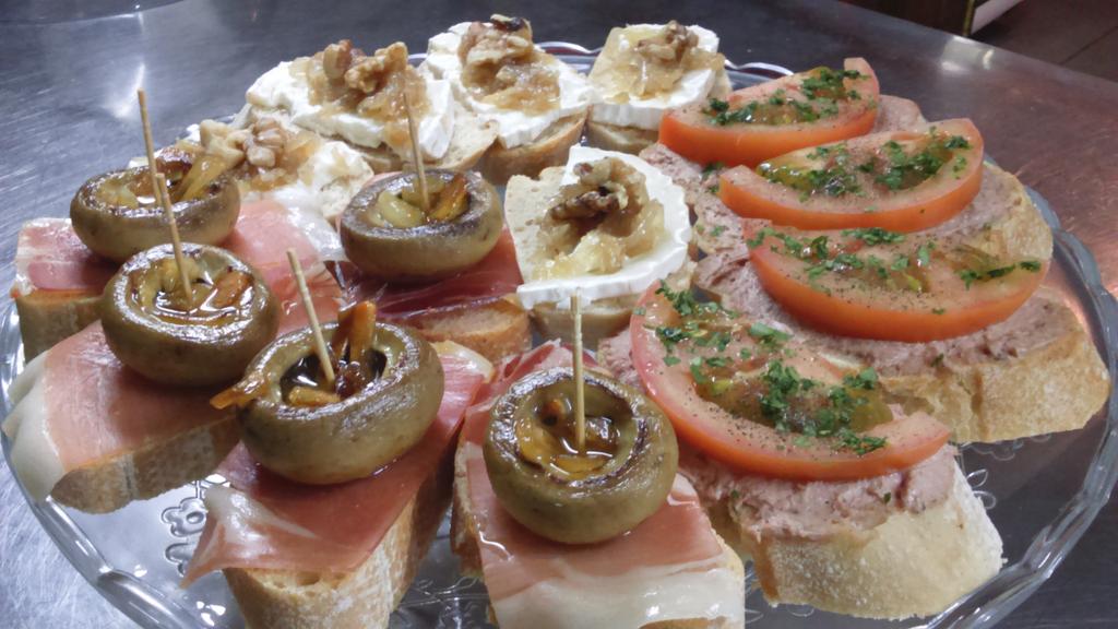 x_HannahEvans_x's tweet photo. Tapas night! until 9.30pm. Tonight's specials: stuffed mushrooms wrapped in smoked bacon &amp; mini chorizo sausage rolls http://t.co/szX8xKR8I7