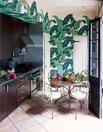 Cocinas que huelen a #verano. Déjate seducir por el #tropical print #martinique de <a href="/Cole_And_Son/">Cole & Son</a>. Te ayudamos? #deco