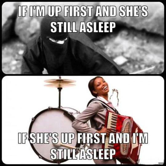 MensHumor's tweet photo. It all matters who wakes up first... http://t.co/MLybxqIxRz