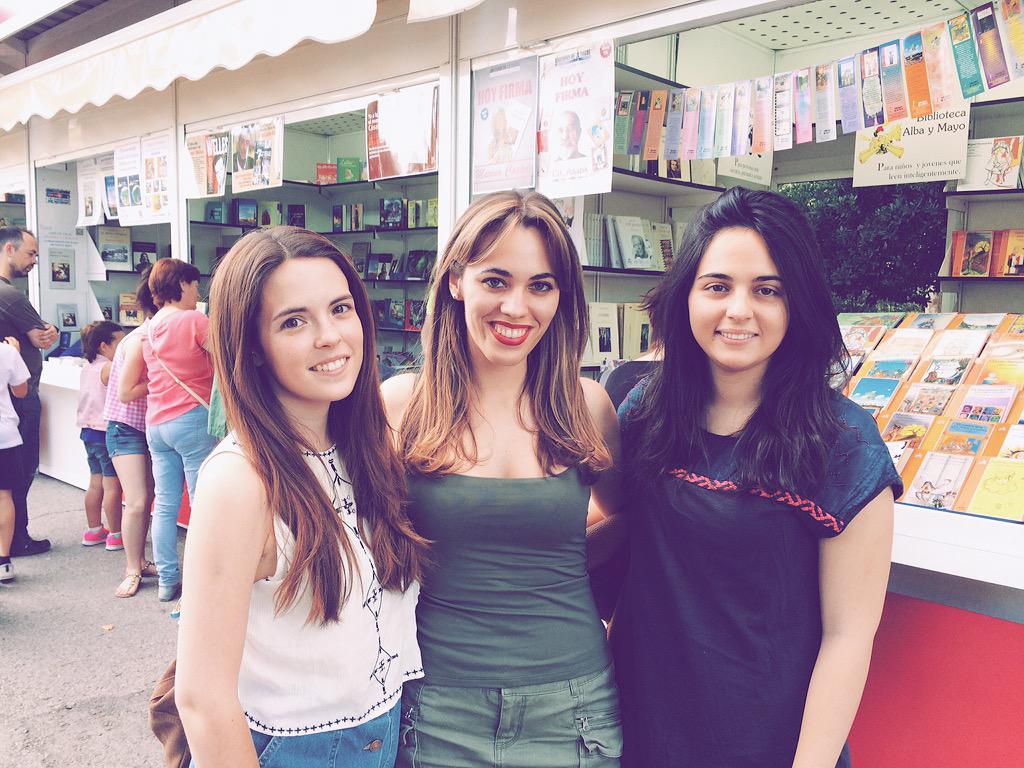 Alba_MartinezG's tweet photo. @MarinaCasadoH firma su poemario #LosDespertares @LosDespertares en la #FeriaDelLibrodeMadrid http://t.co/V5WT7xW91h