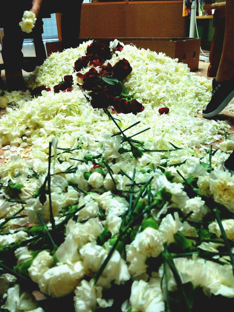 Nuestr@s componentes ya preparan los pétalos para cubrir Murcia  en la procesión del domingo.foto de <a href="/sanmartinez2/">Santiago martinez</a>