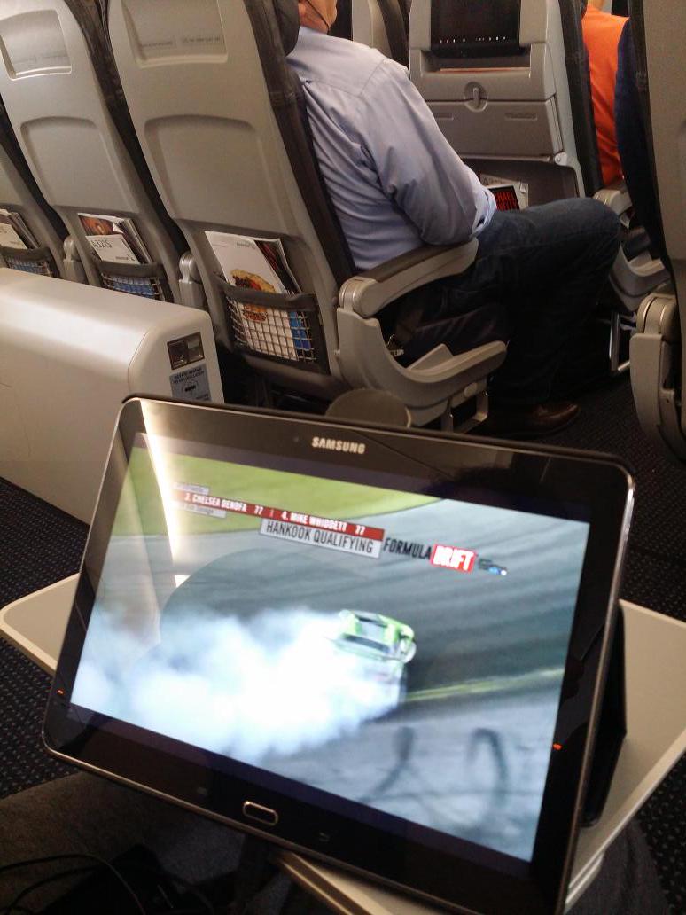 _blackiechan_'s tweet photo. Watching qualifying during the connecting flight from Miami. See you soon Orlando! #formuladrift #fdorl http://t.co/1to0o97b0H