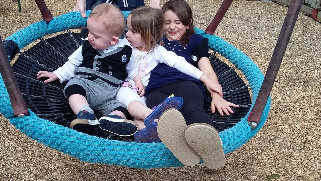 Sarasimon9's tweet photo. My kids and lee http://t.co/llVeVmm8H5