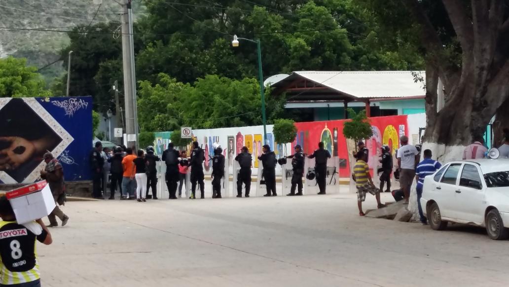 swet_adiction's tweet photo. Así se encuentra #ElZocaloDeTlapa resguardado x granaderos y los habitantes del municipio se espera enfrentamiento http://t.co/5tpPmnGS65