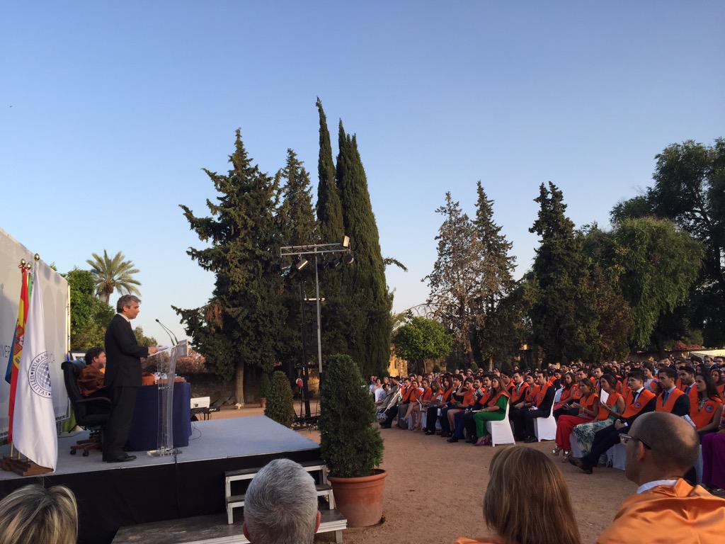PilarCastroGlez's tweet photo. Poner pasión en lo que se hace, consejo de nuestro padrino Jaime Ybarra a los alumnos que se gradúan hoy @LoyolaAnd http://t.co/1gDZLarzru