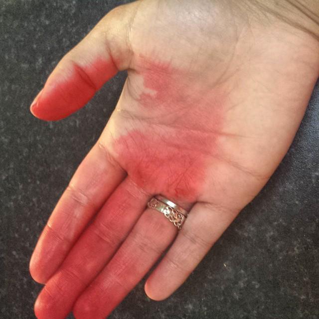 doux_london's tweet image. #bakersproblems !! Icing colour all over my hands :( #doux_london #instabake #instafood #f… ift.tt/1MbQQGX