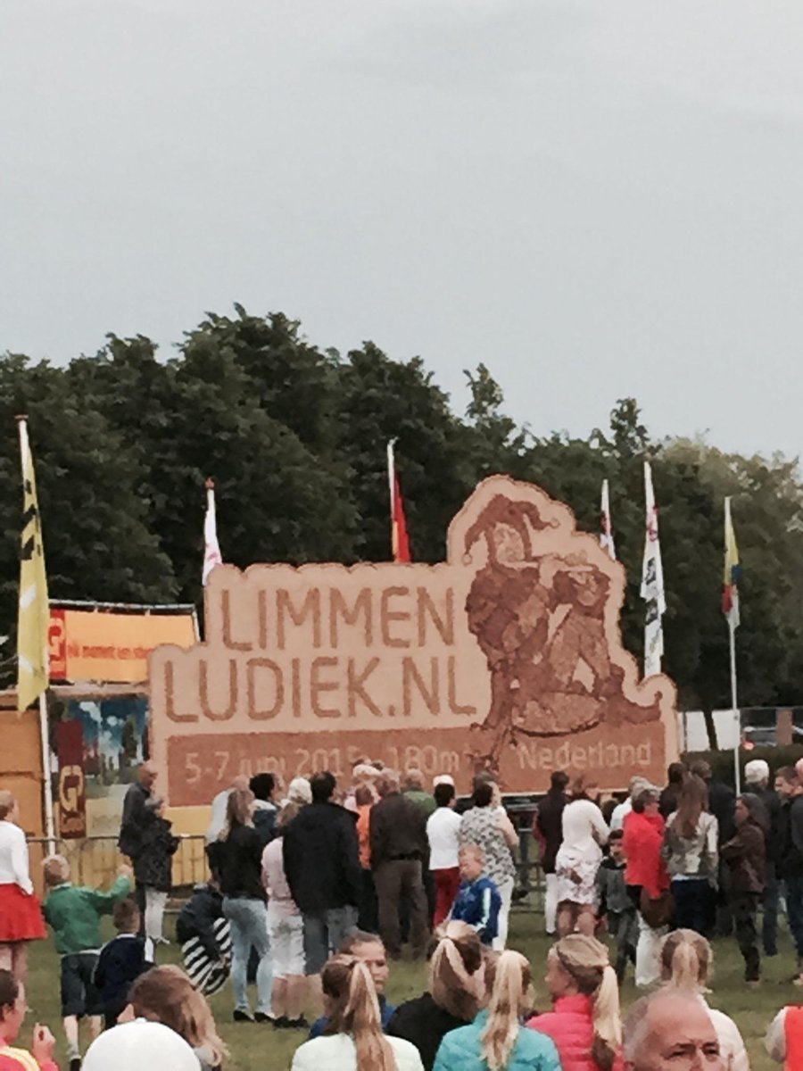 ehollenberg's tweet photo. De spanning stijgt in #Limmen bij wereldrecordpoging kurkenmozaiek @LimmenLudiek: komen ze in #GuinessBookOfRecords? http://t.co/o9vbggWqtc
