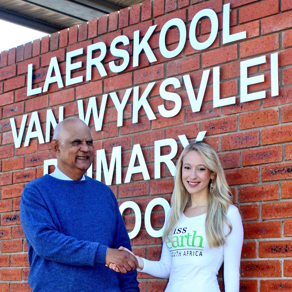 Sandy_Sandz's tweet image. #GreeningMinds ~ Planted15 #legacytrees on #WorldEnvironmentDay at newly opened VanWyksvlei Primary🌱🌳🌍 @missearth_sa