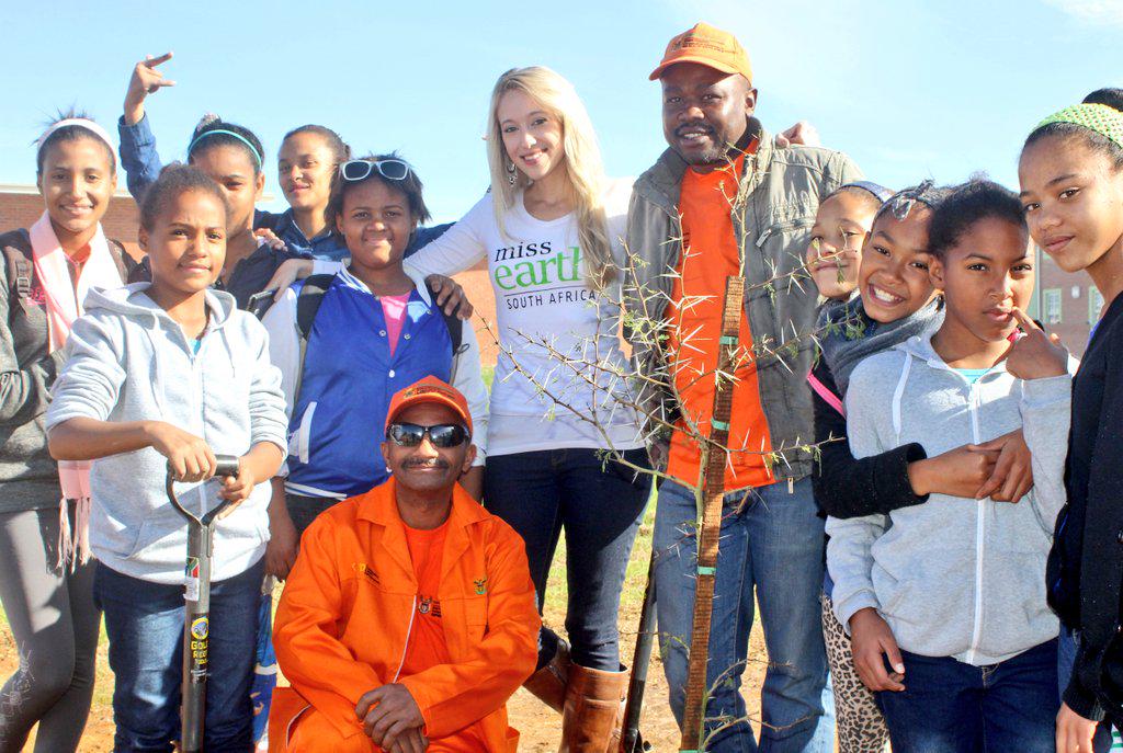 Sandy_Sandz's tweet image. #GreeningMinds ~ Planted15 #legacytrees on #WorldEnvironmentDay at newly opened VanWyksvlei Primary🌱🌳🌍 @missearth_sa