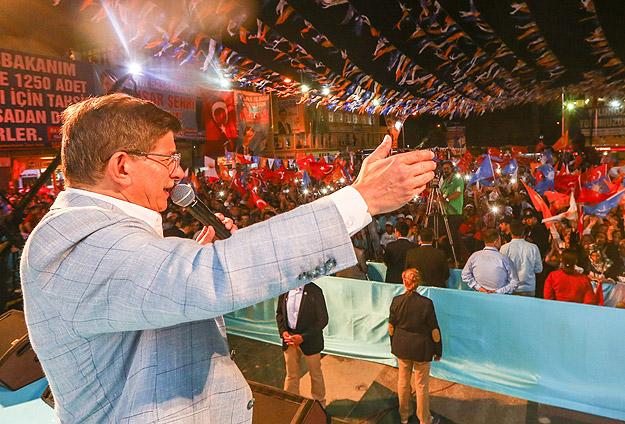 anadoluajansi's tweet photo. Başbakan Davutoğlu: Saldırılar
demokrasiye ve Türkiye
Cumhuriyeti'ne yapılmıştır
http://t.co/aGDPC8EVjg http://t.co/NLsP1uIIYa