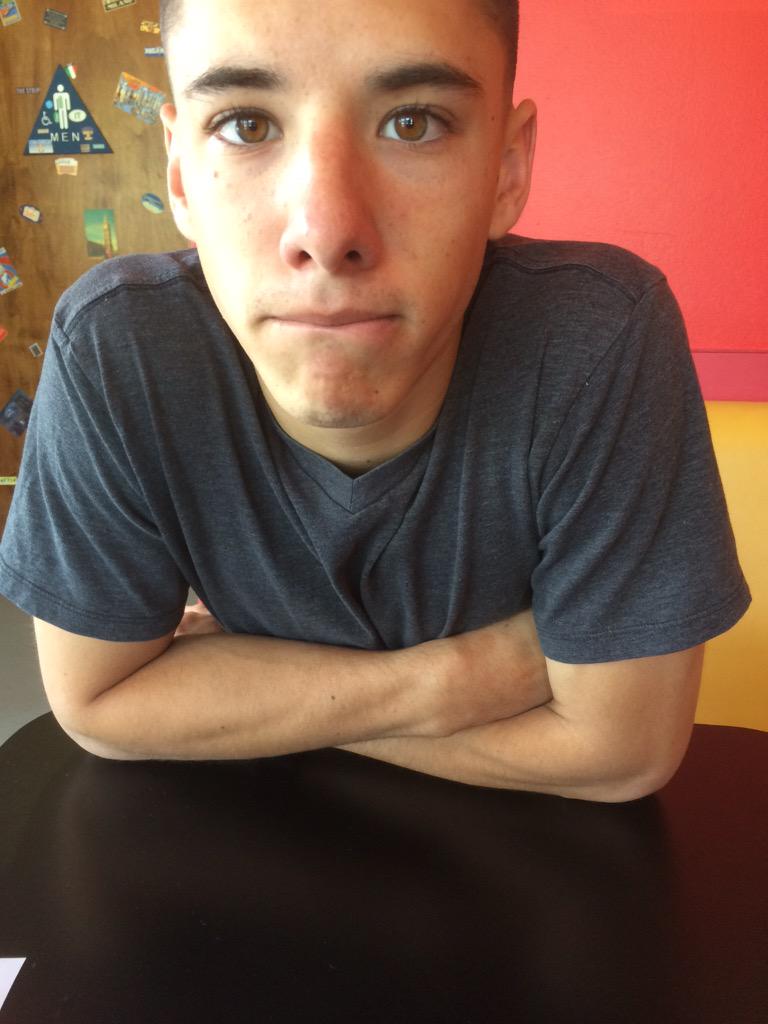 amberr_leighh_'s tweet image. My handsome lunch date #graduates #polyalumni