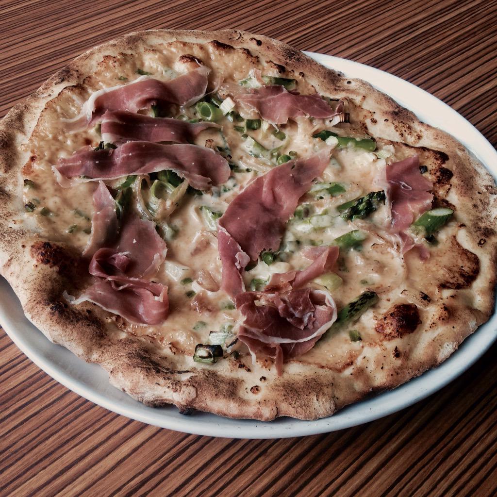 Prosciutto and onion pizza
Prosciutto, leeks, green onion, Asiago, asparagus, fresh mozzarella, roasted onion cream