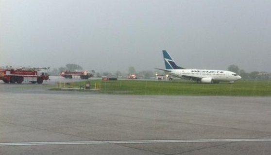 flight_report's tweet photo. #WestJet plane skids off runway in #Montreal. All pax and crew safe http://t.co/jmWKMp9ZjO #WS588 #Aviation via @CBC http://t.co/hsk797ZC7o