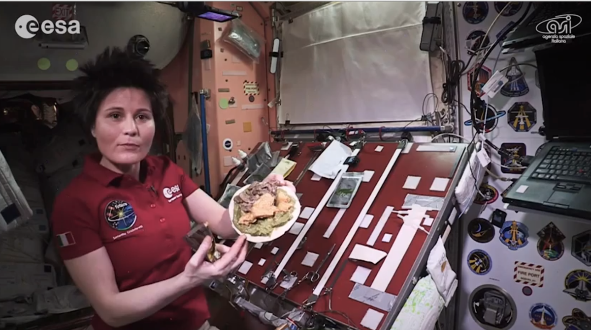 gravitazeroeu's tweet photo. Cucinare nello spazio con Samantha Cristoforetti @AstroSamantha #SpaceFoodAtHome
 http://t.co/BU1jL0qy3K http://t.co/hHLNX20bQj