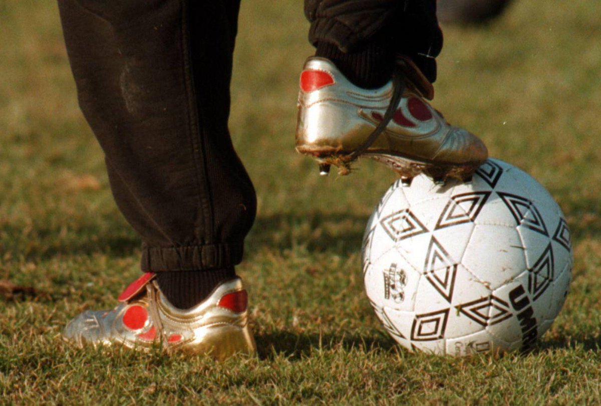 90sfootball's tweet photo. Who remembers owning this classic Umbro ball as a kid? http://t.co/V6j06bHoCW