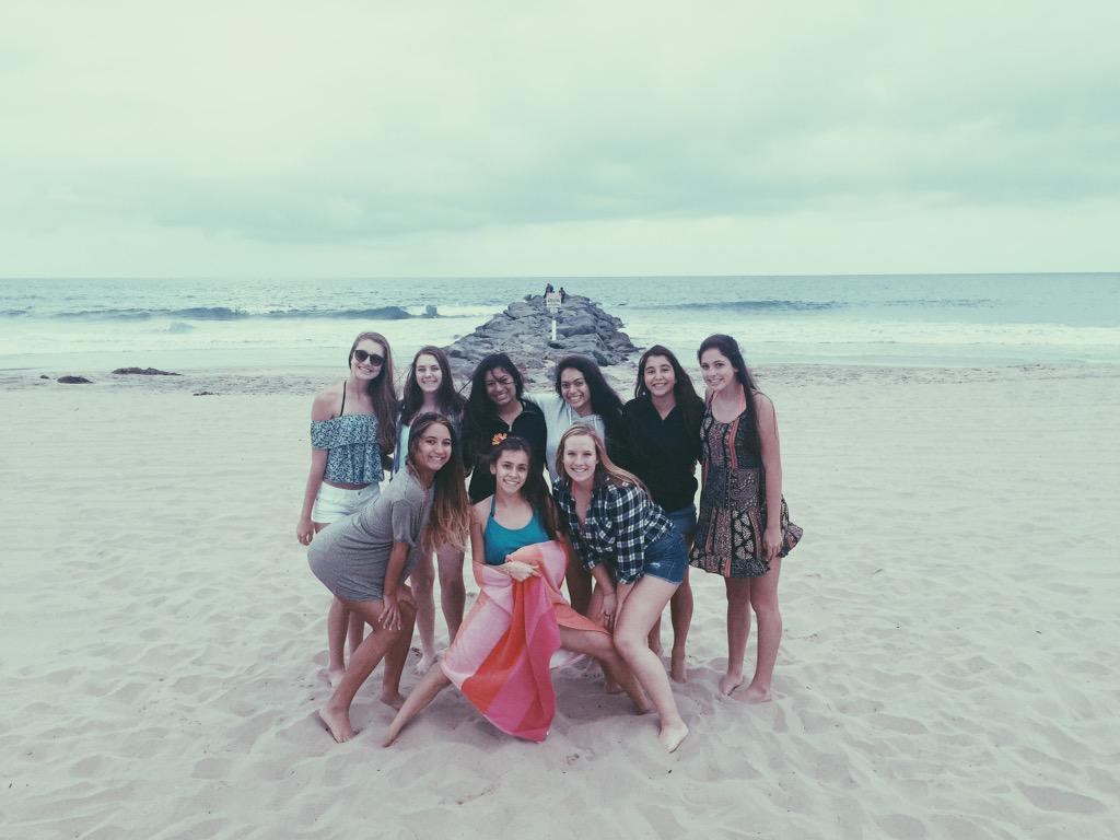 rosaryhsDT's tweet photo. we had a fun time bonding with some of the new team at the beach today !👑❤️💛 http://t.co/zcsXGP9OMV
