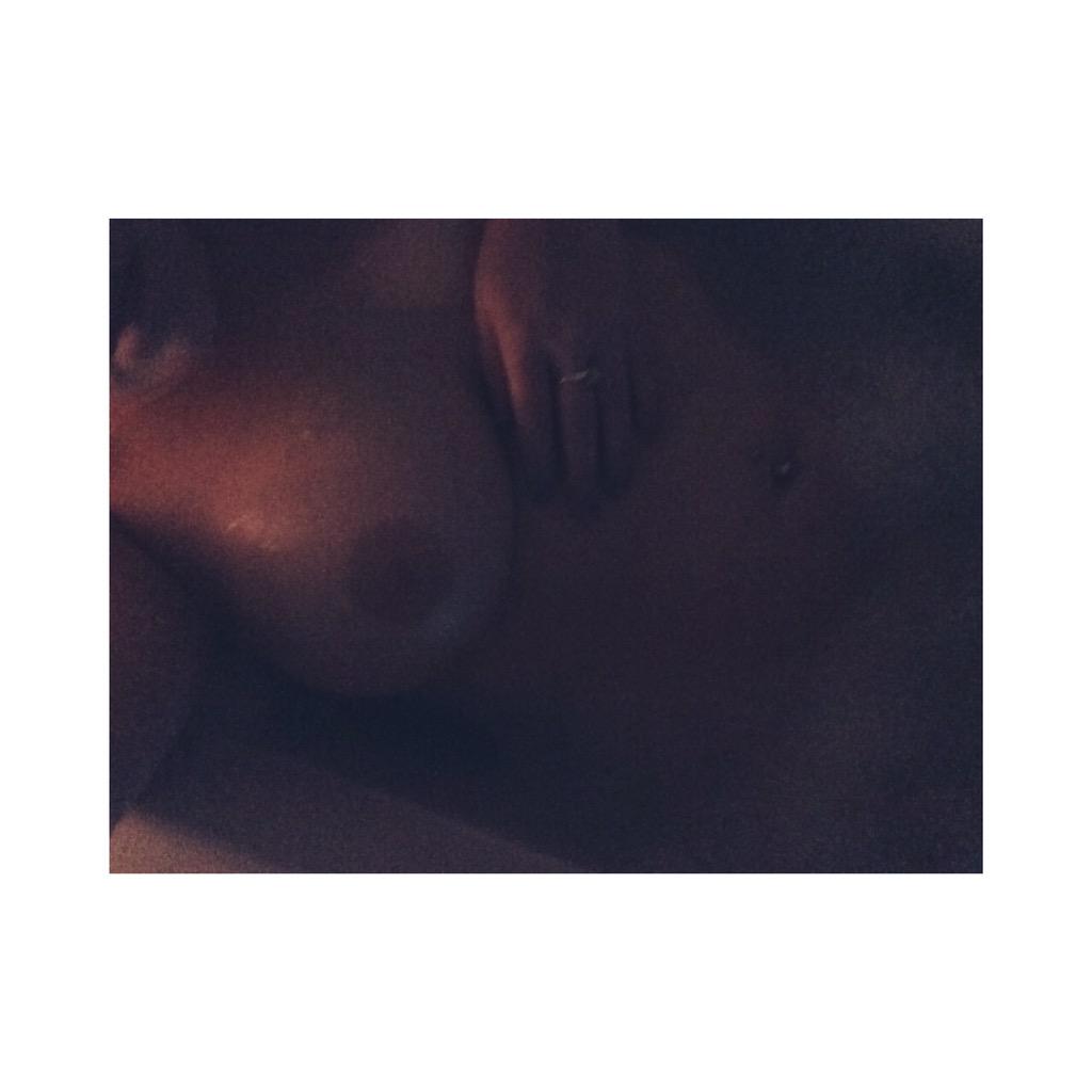 vannyperron's tweet photo. #Sexy #FuckMeFriday #sex #KINKY #licktheclit #nakedselfie #sexypothead #kikmeboys #kikme #lesbian #TeamLesbian http://t.co/11IXTzfHpe