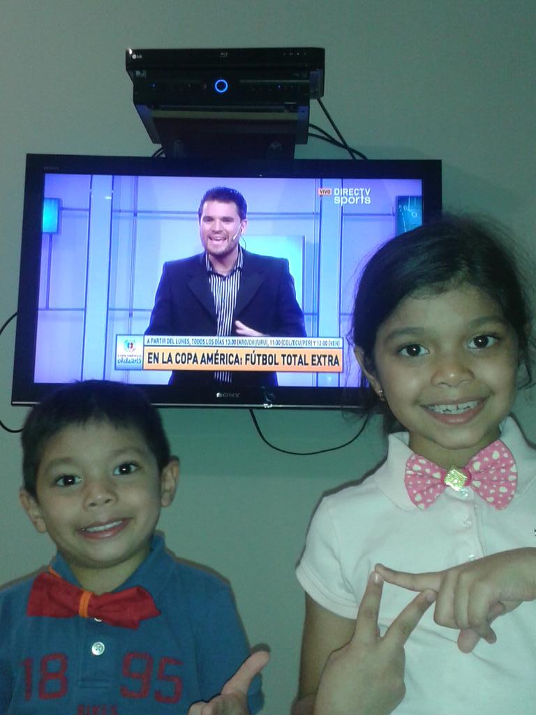 JJRoqueV's tweet photo. #futboltotaldirectvselfie falta el moño de Pablo, saludos desde Cabimas Venezuela http://t.co/LmoQMzcrpM