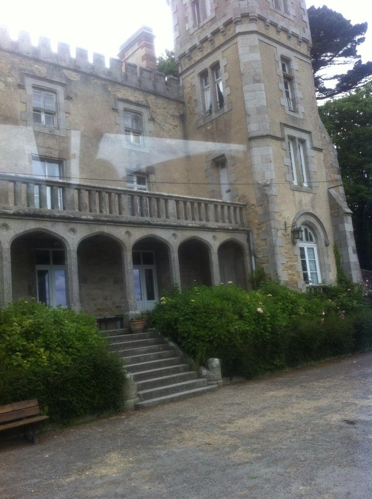 the_trolleuse's tweet photo. Voilà ou j'ai passer 5 jours avec tout mes potos dans LE château!!!!
(En Bretagne) avec les meilleurs anims!!! http://t.co/ot06TdyS5T