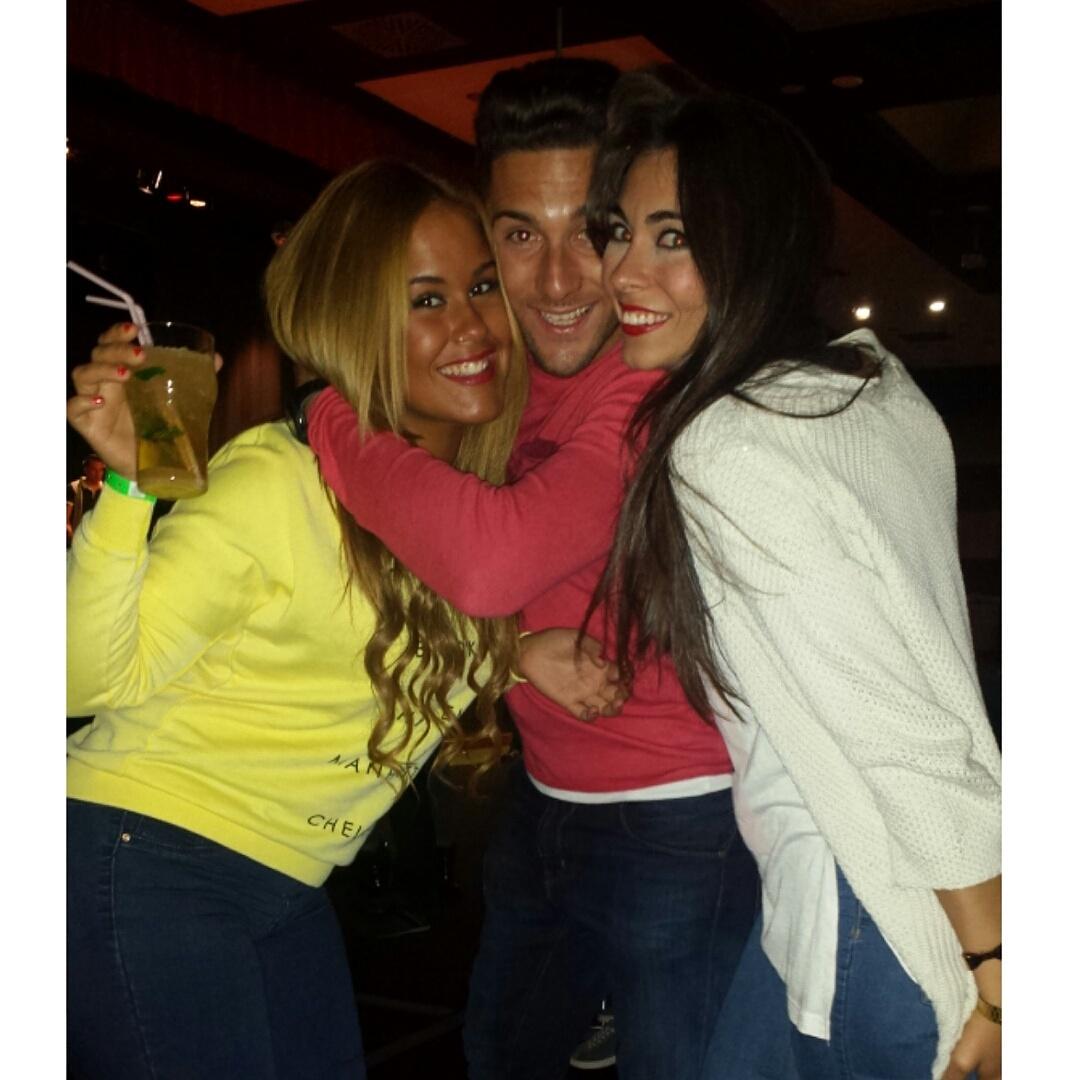 isa_poo25's tweet photo. Mejores amigos que ellos no existen😍 Muchísimas felicidades @jesuligines 🎂🎁🎉 http://t.co/9YHFNrHkfN