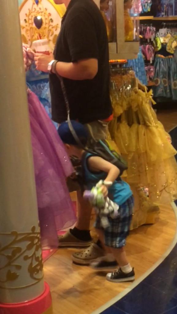 corey_boothby's tweet photo. #StopKidsOnLeashes #crocsdad http://t.co/1Yk8b2O4Ho