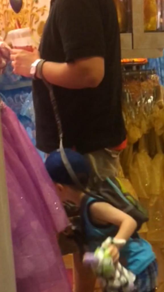 corey_boothby's tweet photo. #StopKidsOnLeashes #crocsdad http://t.co/1Yk8b2O4Ho
