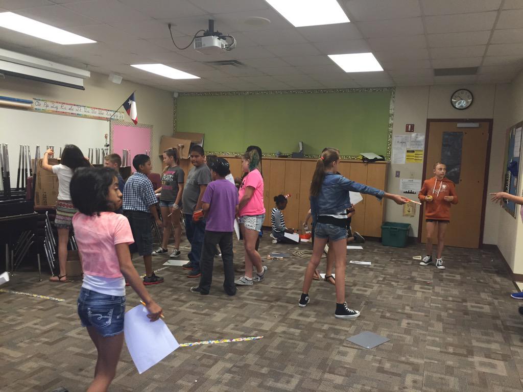 davidson_briann's tweet image. Last day of school student made arcade! #pointsystem #theyhadprizes  #PVEmakerspaces #PrairieViewES @yolanda_wallace