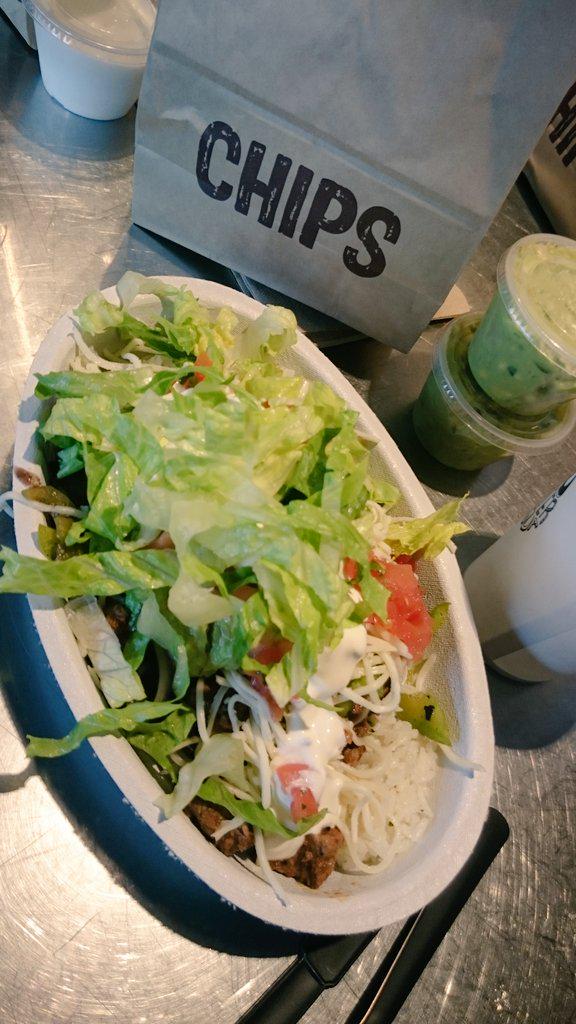 NisrinH's tweet photo. Chipotle check! That rise bowl thooo http://t.co/UlTAfOj3FA
