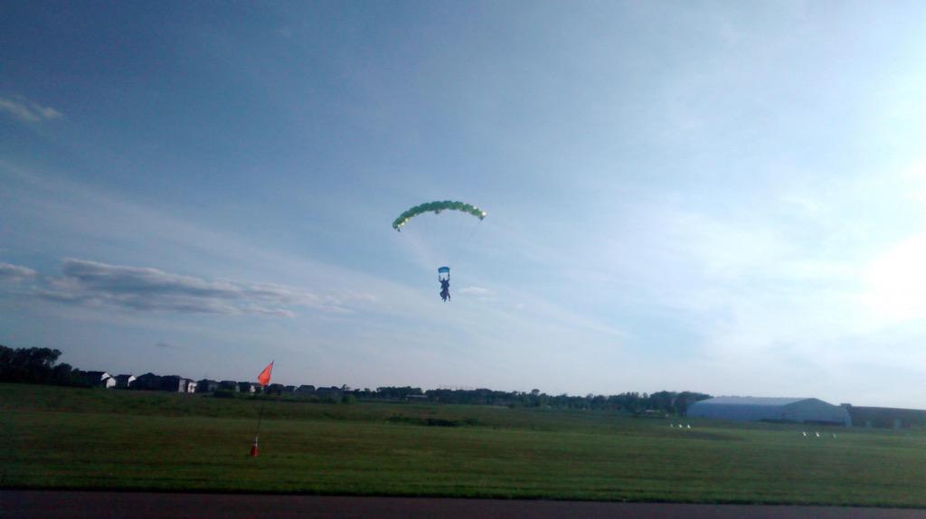 mcconben's tweet photo. Skydiving is probably going to be my new hobby http://t.co/tfxShio5dT