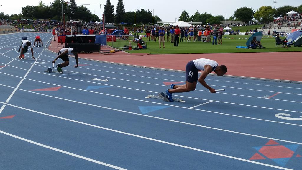 donalpearce's tweet photo. Michael Norman leads his team in the 4x100m and their 41.07 heat win #CIFStatePrelims #DyeStatCAL #RunnerSpace http://t.co/dquIShShJl