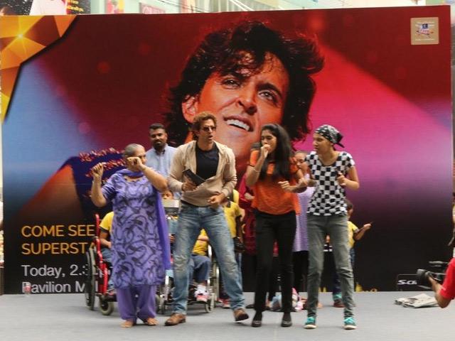 CircleofCinema's tweet photo. IIFA 2015: Hrithik Roshan Dances, Crowd Sings Ek Pal Ka Jeena http://t.co/W88lRdu8YD