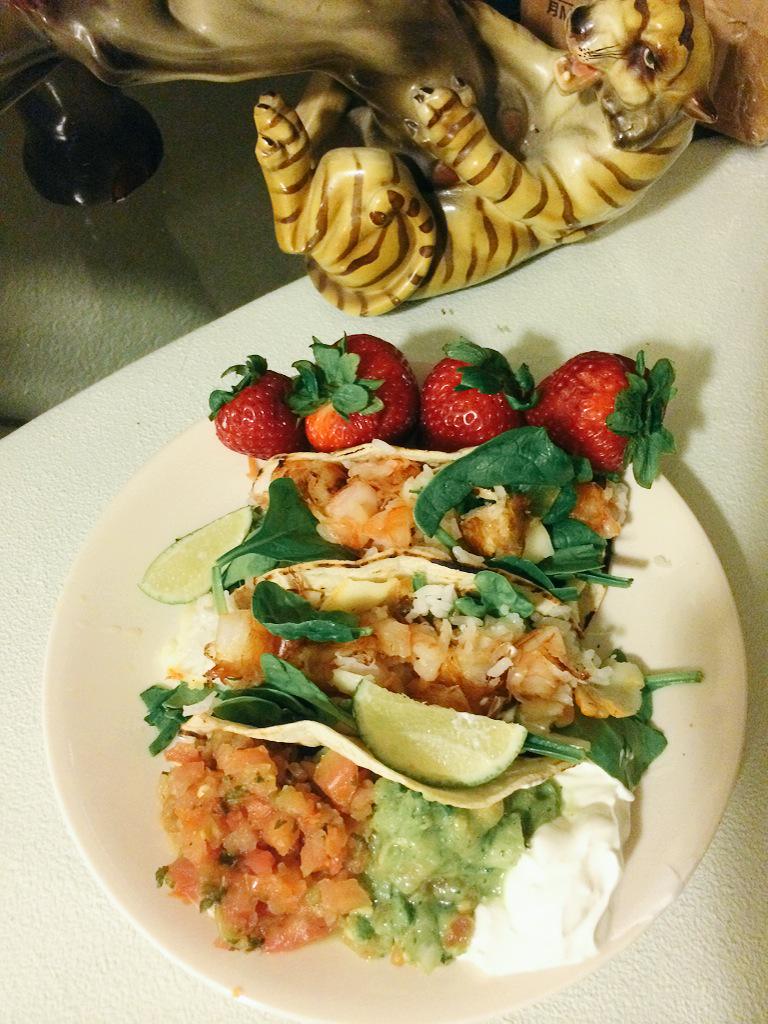 soso_honeyy's tweet photo. 🌿😛🍓 I suppose if I never tweeted a photo it never even happened right ?? #shrimpTacooooos #chefBabe #yesterdaysGrub http://t.co/IWM06m9WhN