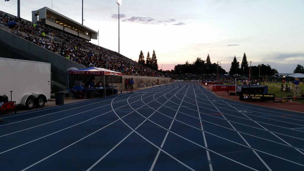 donalpearce's tweet photo. Nearly a full crowd at twilight #CIFStatePrelims #DyeStatCAL #RunnerSpace http://t.co/xKnnuyyw3m