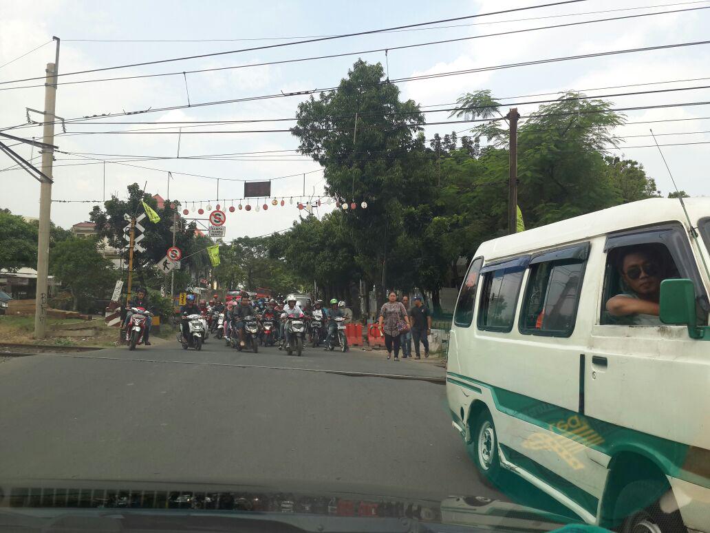 partooetomo's tweet photo. @NTMCLantasPolri perlintasan kereta bintaro harus nya 1 jalur..skr sering jd 2 jalur..jgn sampe ada kejadian lg. http://t.co/xoysKn74aL