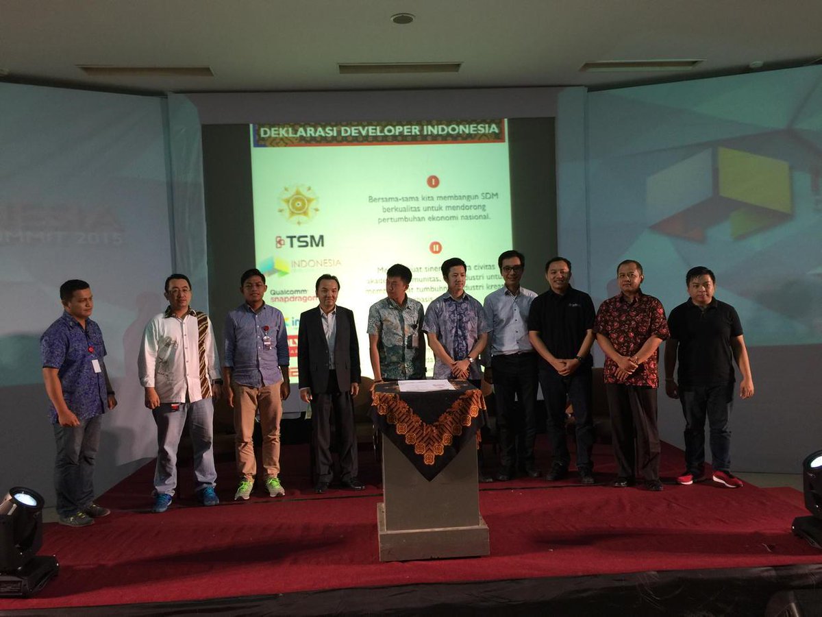 idndev's tweet photo. #Devsummit2015 @isatbb
Sign of Indonesian Developer Declaration by @bennyhutagalung @MiOfficial_ID @Techinasia 
http://t.co/uB2grhb5OA