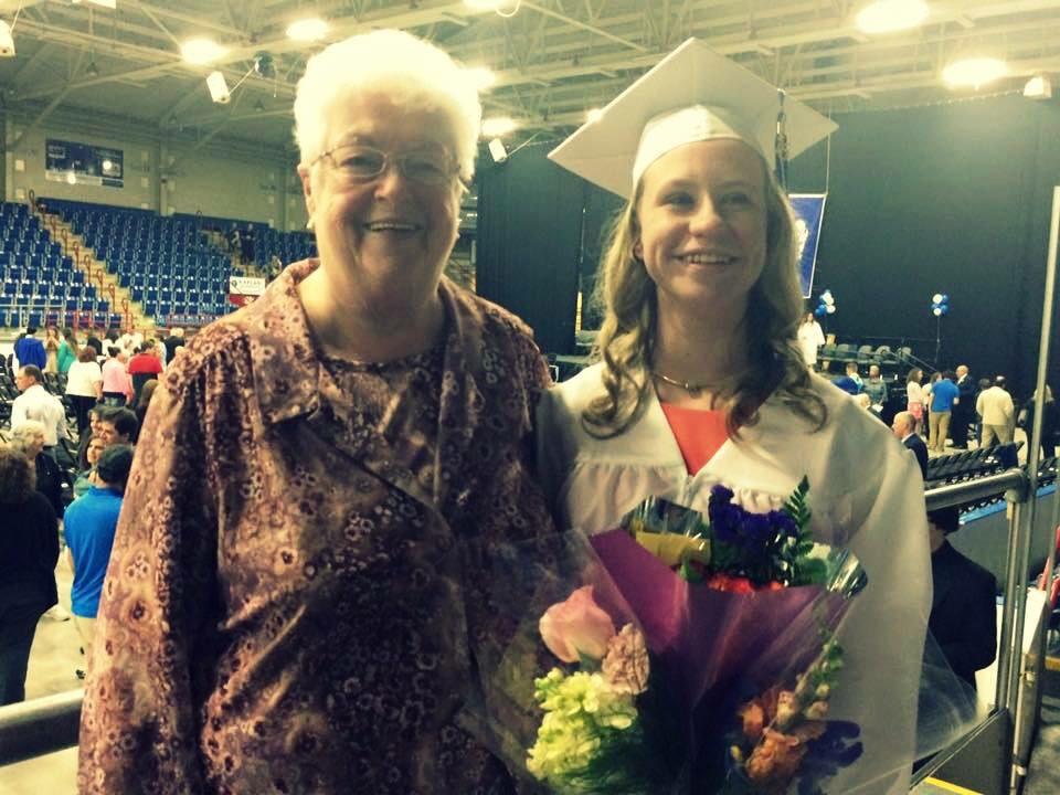 EdonFanBase's tweet photo. @EdonTweets HEY LOOK WHAT I DID I GRADUATED http://t.co/iE6gYF39Zi