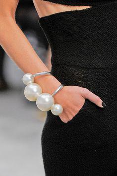Stoere Armband  > Chanel Spring 2014 - Details, Paris buff.ly/1Lz829F