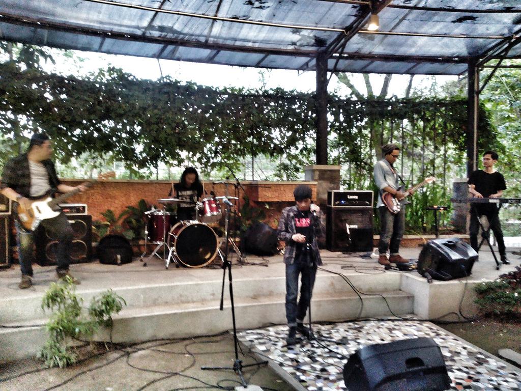 Lolenlones on stage.. Band nya kepala sekolah alldint nih cuy.. Aliran nya rock budiman.. Hehe