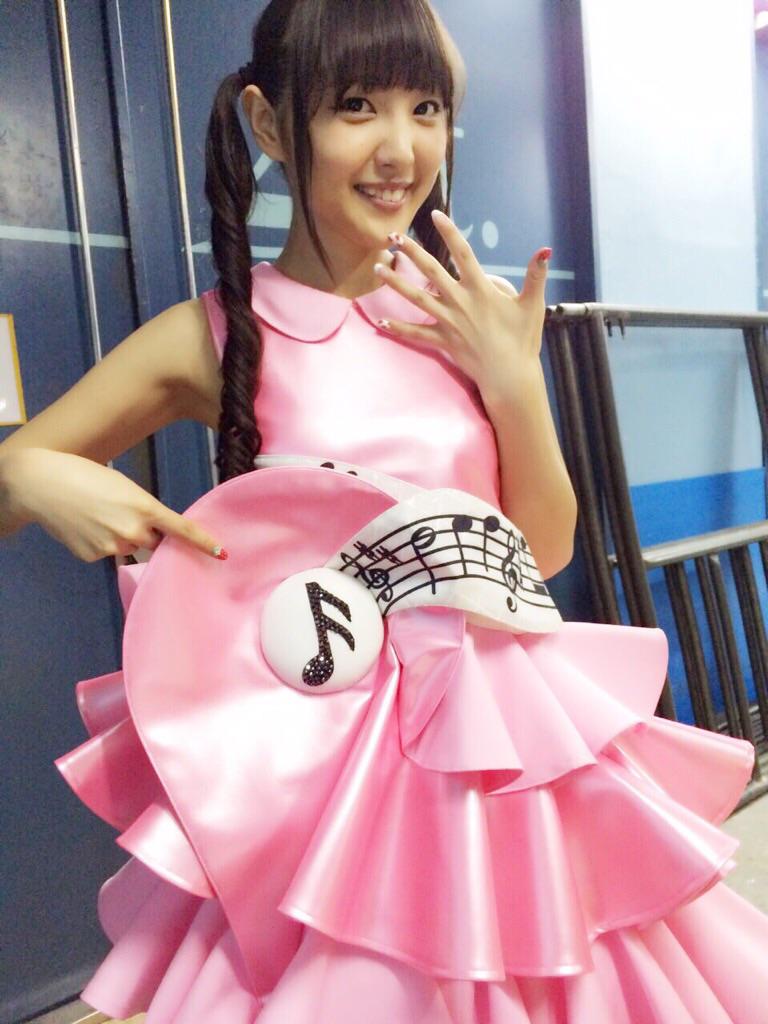 コロリ Tvアニメ それが声優 公式 先日 イヤホンズのmusic Video撮影があって その時の一コマコロ いちごちゃん役の長久友紀ちゃん イヤホンズの衣装は 耳の中へ のホントの音符がついてるコロ 凝ってるコロね イヤホンズ Http T Co