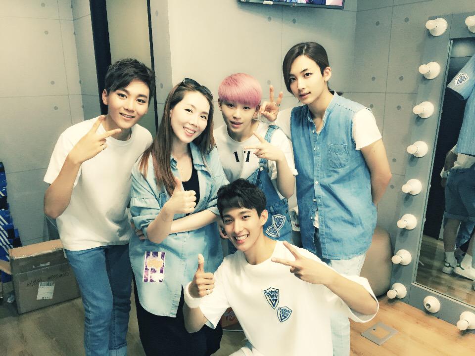 아낀다 세븐틴!!^^ 외모만큼 실력도 괭장한 우리 아이들 오늘 음악중심도 홧팅!! #세븐틴 #아낀다 #플레디스 #김희선 #이야기사운드