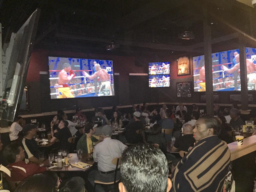 simplyjessyca's tweet image. @BWWProblems survived with a 20 table section 😭