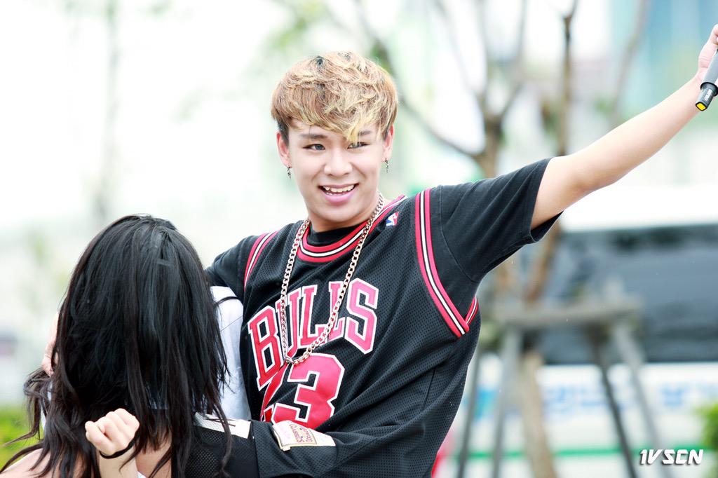 1vscn's tweet photo. 150530 부산항축제 #원보이시스 #E_Stun 즐거운 주말 보내세요💕😅그 여자분 많이 고생했당 원본:http://t.co/klRJgHYw2L http://t.co/kFrj9ZkTrg